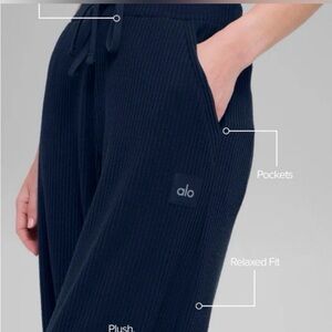 ALO Yoga Muse Wide Leg  Women Pants in Navy Size Small